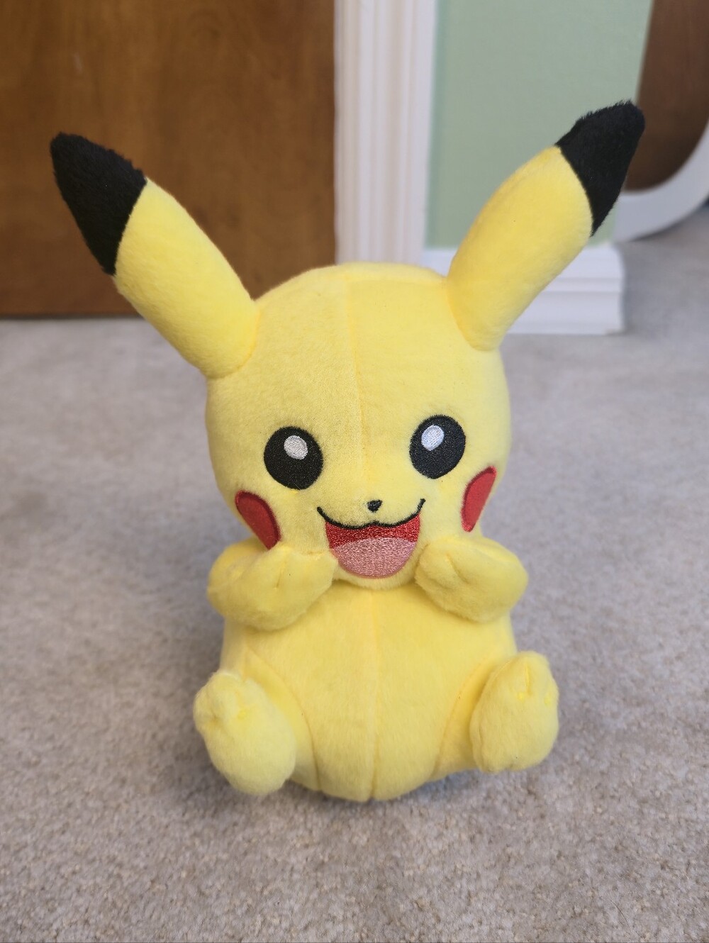 Pokemon TOMY 2017 Sitting Smiling Cute Happy Excited Pikachu Plush Toy GUC 9"